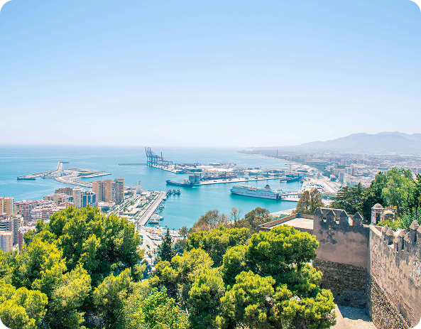 Pareja disfrutando de una vivienda luminosa con terraza