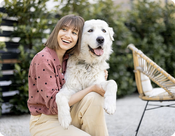 Mujer con perro en una terraza ajardinada