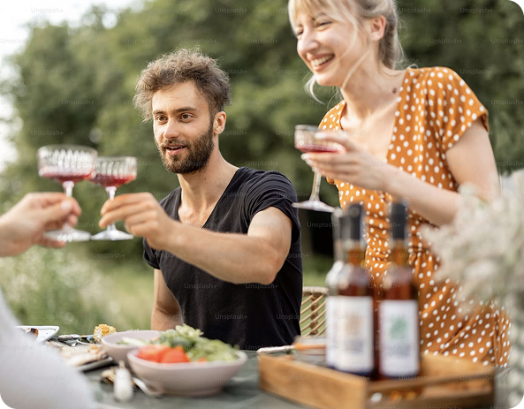 gente bebiendo vermut en una terraza ajardinada